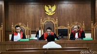 Ketua majelis hakim Rianto Adam Pontoh membacakan vonis untuk Gerius One Yoman.  