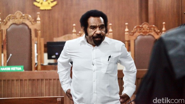Ekspresi Eks Kadis PUPR Papua Divonis 4 Tahun 8 Bulan Penjara