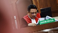 Hakim juga menghukum Gerius membayar denda Rp 200 juta. Apabila denda tak dibayar, diganti dengan pidana penjara selama 3 bulan.  