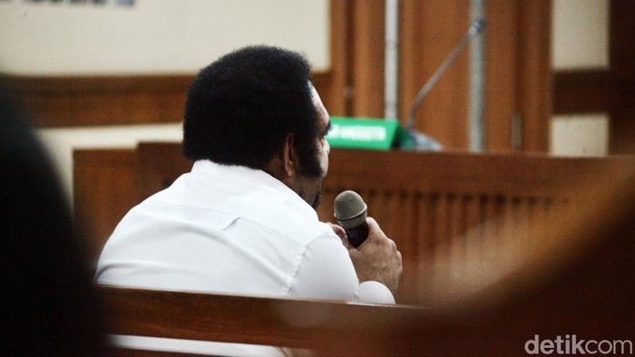 Mantan Kadis PUPR Papua, Gerius One Yoman (GOY), dinyatakan bersalah melakukan korupsi dan menerima gratifikasi terkait kasus korupsi mantan Gubernur Papua Lukas Enembe (almarhum). Gerius divonis 4 tahun 8 bulan penjara dalam sidang di PN Tipikor Jakarta, Rabu (20/4/2024).