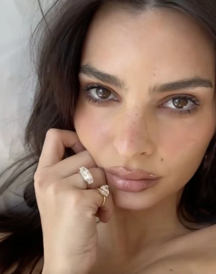 Emily Ratajkowski Pamer Cincin Perceraian.