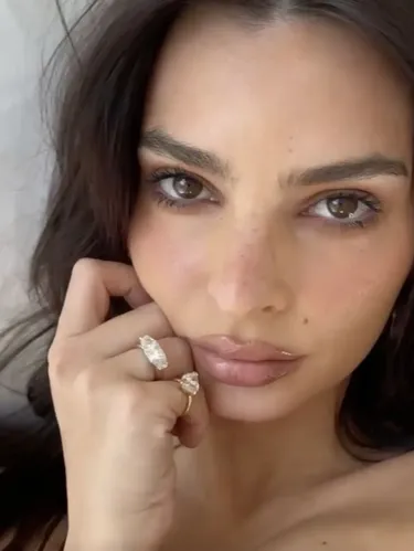 Emily Ratajkowski Pamer Cincin Perceraian.