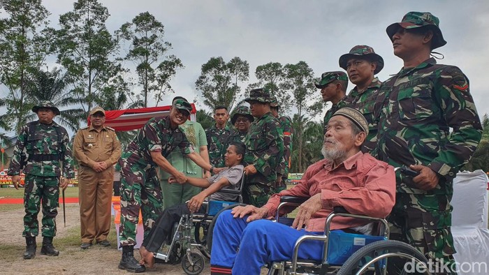 Erwin saat memberikan bantuan dan hadiri apel TMMD di Siak (Raja Adil Siregar/detikcom)