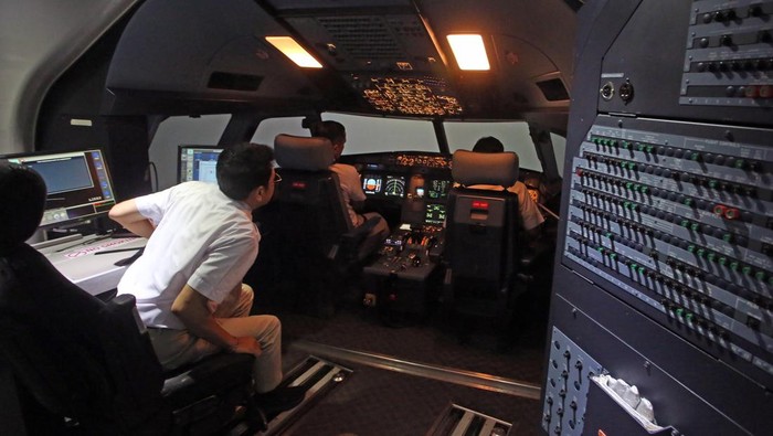 Fasilitas simulator pilot Lion Air Group Dua pilot Lion Air Group yang didampingi seorang instruktur tengah menjalani simulasi penerbangan dengan simulator di LGTC Simulator Pilot Bandara Mas, Tangerang, Banten, Rabu (20/3/2024). Management Lion Air Group mewajibkan semua pilotnya mengikuti pelatihan penerbangan dengan simulator setiap enam bulan sekali dan akan memberhentikan pilot jika dua kali gagal saat mengoperasikan simulator. ANTARA FOTO/Muhammad Iqbal/foc.