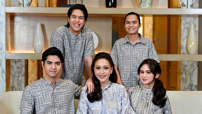 Foto Pemotretan Keluarga Maia Estianty