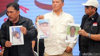 Front Penyelamat Reformasi Indonesia juga menunjukkan sejumlah foto rekannya dalam jumpa pers tersebut.  