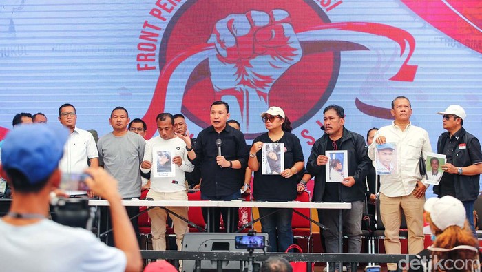 Front Penyelamat Reformasi Indonesia (FPRI) melakukan jumpa pers terkait dugaan kekerasan pada demo di DPR kemarin. Jumpa pers berlangsung di Menteng, Jakarta.