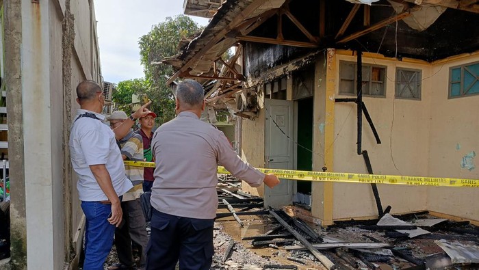Gedung serbaguna di Bekasi terbakar gara-gara bocah main petasan.