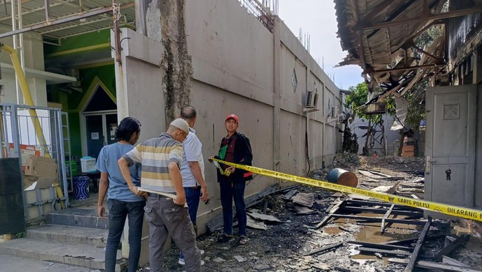 Gedung serbaguna di Bekasi terbakar gara-gara bocah main petasan.