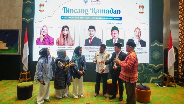 Gerakan Bijak Mengelola Sampah di Masjid Istiqlal (ki-ka) Figur publik sekaligus ibu, Enno Lerian; Koordinator Green Faith Indonesia, Wakil Ketua Majelis Lingkungan Hidup (MLH) Pimpinan Pusat Muhammadiyah, Hening Parlan; Direktur dan Sekretaris Perusahaan Unilever Indonesia, Nurdiana Darus; Kepala Pengurangan dan Penanganan Sampah Dinas Lingkungan Hidup DKI Jakarta, Dedy Setiono, SH, M.Kn; Wakil Ketua Bidang Riayah Masjid Istiqlal, AR. Her Pramtama ST. MT.; dan Wakil Kepala Bidang Peribadatan Masjid Istiqlal, H. Abu Hurairah Abdul Salam, Lc., MA. dalam acara βBincang Ramadhan: Ramadhan Bersih, Bersihkan Hati, Bersihkan Lingkunganβ di Masjid Istiqlal.