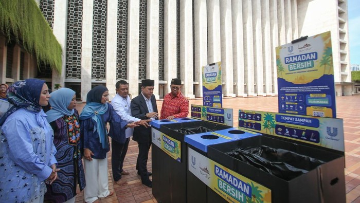 Gerakan Bijak Mengelola Sampah di Masjid Istiqlal (ki-ka) Figur publik sekaligus ibu, Enno Lerian; Koordinator Green Faith Indonesia, Wakil Ketua Majelis Lingkungan Hidup (MLH) Pimpinan Pusat Muhammadiyah, Hening Parlan; Direktur dan Sekretaris Perusahaan Unilever Indonesia, Nurdiana Darus; Kepala Pengurangan dan Penanganan Sampah Dinas Lingkungan Hidup DKI Jakarta, Dedy Setiono, SH, M.Kn; Wakil Ketua Bidang Riayah Masjid Istiqlal, AR. Her Pramtama ST. MT.; dan Wakil Kepala Bidang Peribadatan Masjid Istiqlal, H. Abu Hurairah Abdul Salam, Lc., MA. dalam acara βBincang Ramadhan: Ramadhan Bersih, Bersihkan Hati, Bersihkan Lingkunganβ di Masjid Istiqlal.