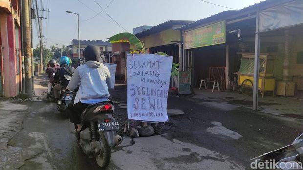 Geramnya Warga Sukodono Sidoarjo Tanam 40 Pohon Pisang di Jalan Rusak