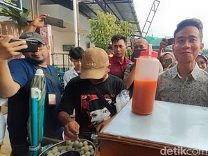 Gibran Borong Dagangan Bakul Cilok Berkaus Ganjar di Depan Masjid Zayed