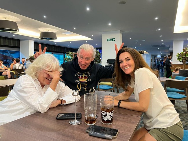 Wanita asal Staffordshire, Inggris, ini kerap dibayar untuk melakukan pemotretan hingga syuting iklan. Jadi Kate Middleton dalam 10 tahun terakhir, mengharuskannya selalu mengikuti gaya Princess of Wales, termasuk gaya rambut, fashion, bahkan memakai bantalan perut ketika Kate hamil. Foto: Instagram/@katemiddletonlookalike