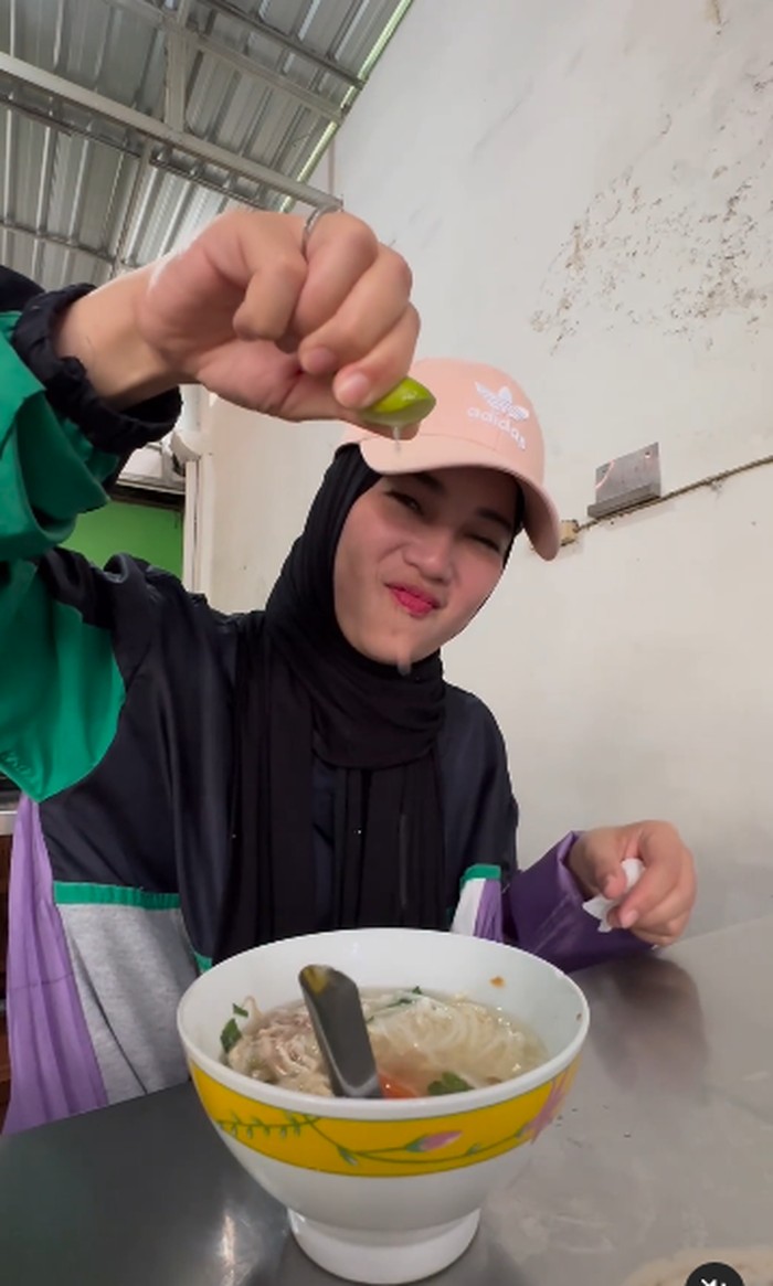 Hobi Kulineran, Chacha Frederica Doyan Makan Soto dan Ayam Goreng Hobi Kulineran, Chacha Frederica Doyan Makan Soto dan Ayam Goreng