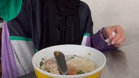 Aktris cantik berusia 34 tahun ini paling suka mencicipi berbagai makanan khas Indonesia. Salah  satunya sarapan dengan soto bening dan perasan jeruk segar.  Foto: Instagram @chafrederica