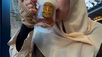 Berlibur ke luar negeri, Chacha mampir ke kafe serba Harry Potter. Di sana ia menikmati butter beer hingga empanada yang enak. Foto: Instagram @chafrederica