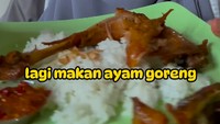 Makan ayam goreng kampung dengan tambahan sambal jadi menu favorit Chaca nih. Foto: Instagram @chafrederica