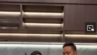 Meski sibuk menjadi Bupati, tapi Dico selalu menyempatkan waktu untuk makan bareng sang istri di rumah mereka. Foto: Instagram @chafrederica