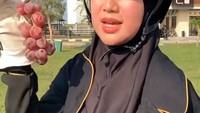 Mengisi waktu luang dengan berkuda, Caca bawa bekal anggur dan makanan lainnya selama latihan di lapangan. Foto: Instagram @chafrederica