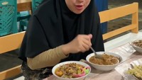 Kalau ini momen Chacha makan malam di warung Soto Sokaraja dengan pilihan daging ayam dan sapi yang melimpah. Foto: Instagram @chafrederica