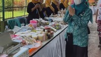 Terakhir ini gaya formal Chacha ketika meninjau UMKM makanan, kue, minuman hingga sambal di salah satu kunjungan kerjanya. Foto: Instagram @chafrederica