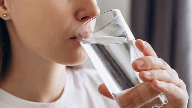 Ilustrasi minum air mineral