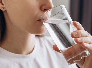 Apa Benar Minum Air Garam Bisa Atasi Kelebihan Air dalam Tubuh?