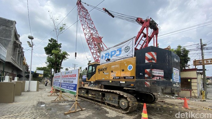 Jalan Asoka Pasar 1 Medan yang ditutup karena proyek. (Dostry/detikcom)