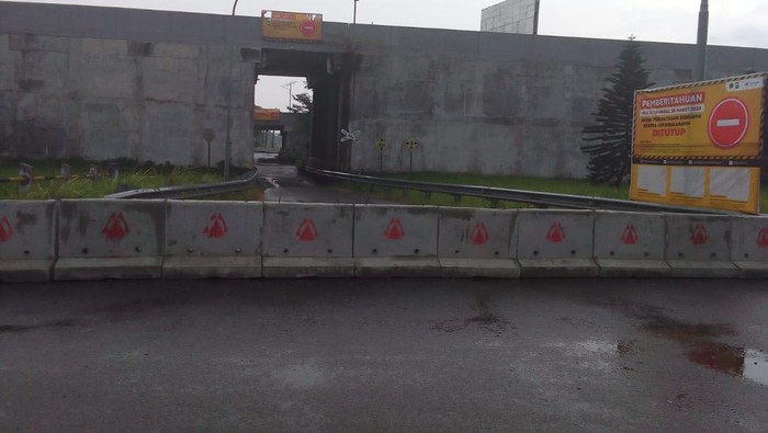 Jalur kereta perlintasan sebidang Bandara Kualanamu resmi ditutup permanen. (Istimewa)