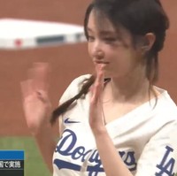 Penampilan wanita 29 tahun itu ketika melempar bola baseball jadi sorotan. Banyak orang memuji bentuk tubuh S-Line pemain film Ballerina tersebut. Dalam tayangan, sejumlah atlet bahkan terlihat memandangi sang aktris cantik. Foto: Dok.Twitter