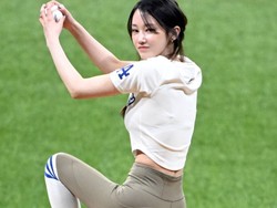 Potret Jeon Jong Soo Lempar Bola Baseball, Tubuh Seksi bak Huruf S Disorot