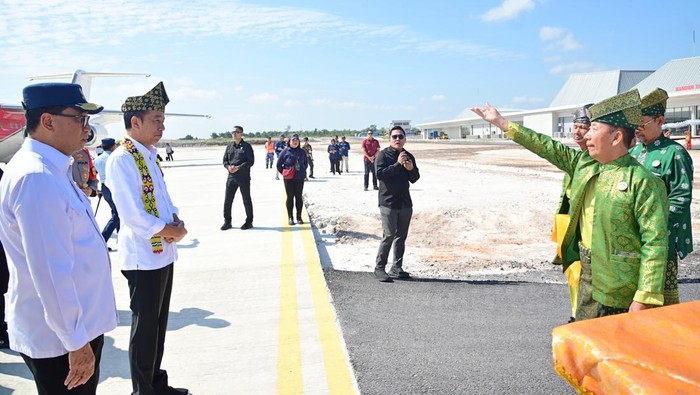 Jokowi disambut prosesi adat tepung tawar saat tiba di Bandara Singkawang, Kalbar.
