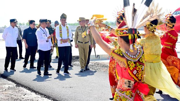 Jokowi disambut prosesi adat tepung tawar saat tiba di Bandara Singkawang, Kalbar.