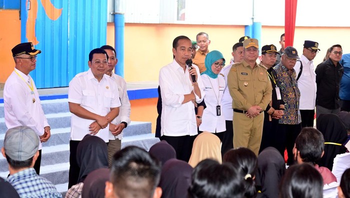 Jokowi menyerahkan bantuan pangan ke masyarakat penerima manfaat, Singkawang, Kalimantan Barat.