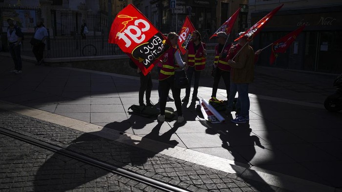 Jutaan Pekerja Publik Prancis Demo Tuntut Kenaikan Gaji di Tengah Inflasi Public sector workers march during a demonstration in Marseille, southern France, Tuesday, March 19, 2024. (AP Photo/Daniel Cole)