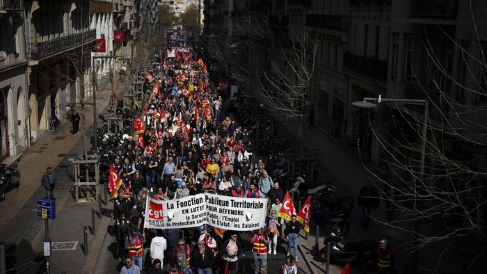Jutaan Pekerja Publik Prancis Demo Tuntut Kenaikan Gaji di Tengah Inflasi Public sector workers march during a demonstration in Marseille, southern France, Tuesday, March 19, 2024. (AP Photo/Daniel Cole)