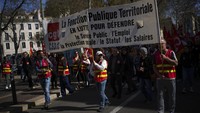 Pekerja sektor publik berbaris saat demonstrasi di Marseille, Prancis selatan, Selasa (19/3/2024).  