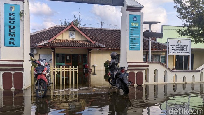 Kantor Kecamatan Demak terendam banjir, Rabu (20/3/2024).