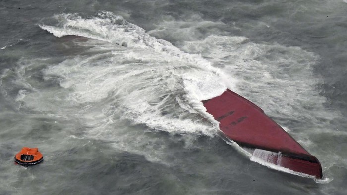 Kapal Tanker Membawa 8 WNI Terbalik di Perairan Jepang A rescue operation is conducted as a South Korean tanker capsized off Shimonoseki, Yamaguchi prefecture, southwestern Japan Wednesday, March 20, 2024. The coast guard said it received a distress call from the Keoyoung Sun chemical tanker, saying that it was tilting while taking refuge near Japan's Mutsure Island due to rough weather. (Kyodo News via AP)