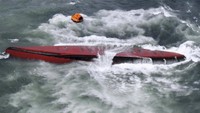 Kapal tanker itu terbalik di Pulau Mutsure, prefektur Yamaguchi, barat daya Jepang pada Rabu, 20 Maret 2024.