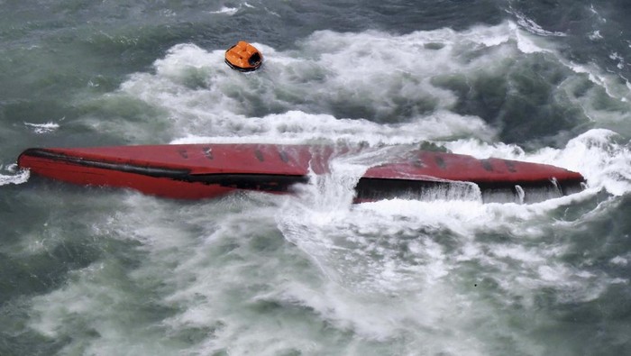 Kapal Tanker Membawa 8 WNI Terbalik di Perairan Jepang A rescue operation is conducted as a South Korean tanker capsized off Shimonoseki, Yamaguchi prefecture, southwestern Japan Wednesday, March 20, 2024. The coast guard said it received a distress call from the Keoyoung Sun chemical tanker, saying that it was tilting while taking refuge near Japan's Mutsure Island due to rough weather. (Kyodo News via AP)