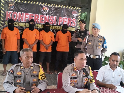 Kapolres Manggarai Barat AKBP Ari Satmoko (tengah) saat konferensi pers penanganan kasus narkoba di Polres Manggararai Barat, Rabu (20/3/2024). (Ambrosius Ardin/detikBali)