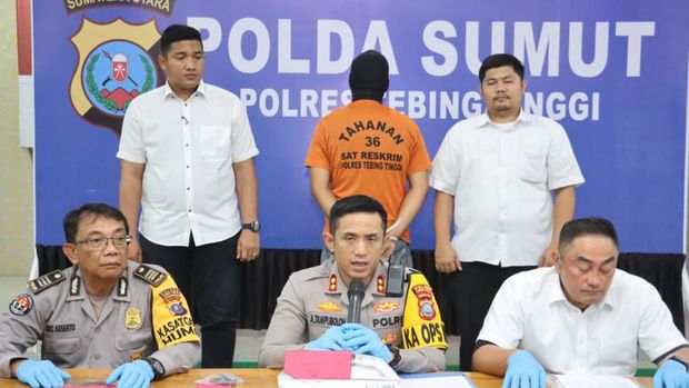 Kapolres Tebing Tinggi AKBP Andreas Tampubolon saat merilis kasus pria yang mengaku nabi. (Foto: Dok. Polres Tebing Tinggi)