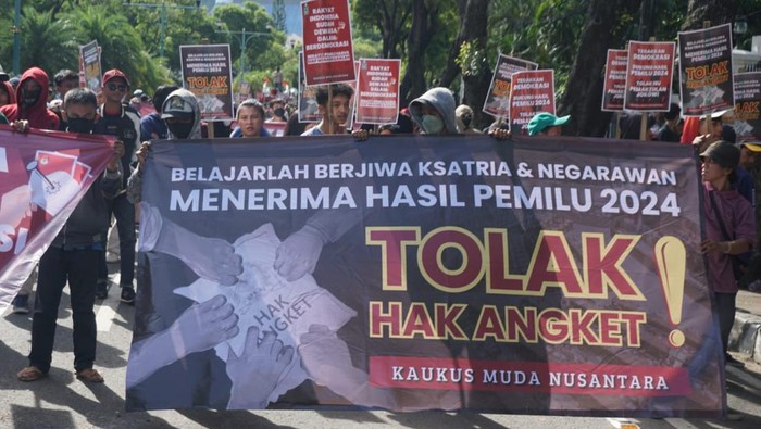 Kaukus Muda Nusantara Serukan Dukung Hasil Pemilu 2024 Ratusan massa dari Kelompok Aktivis dan Pemuda yang tergabung dalam Kaukus Muda Nusantara (KMN) berunjuk rasa didepan Gedung Komisi Pemilihan Umum (KPU RI) Menteng Jakarta Pusat, Rabu (20/3/2024).