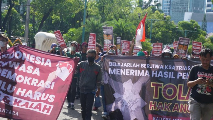 Ratusan massa dari Kelompok Aktivis dan Pemuda yang tergabung dalam Kaukus Muda Nusantara (KMN) berunjuk rasa didepan Gedung Komisi Pemilihan Umum (KPU RI) Menteng Jakarta Pusat, Rabu (20/3/2024).
