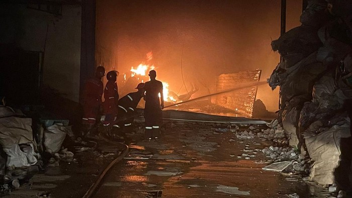 Kebakaran di pabrik pengolahan plastik PT Makmur Jaya Plastindo di Kelurahan Kabil, Kecamatan Nongsa, Batam. (Istimewa)