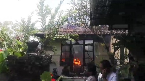 Kebakaran rumah berarsitektur Bali di Desa Guwang, Kecamatan Sukawati, Gianyar, Rabu (20/3/2024). (Istimewa)