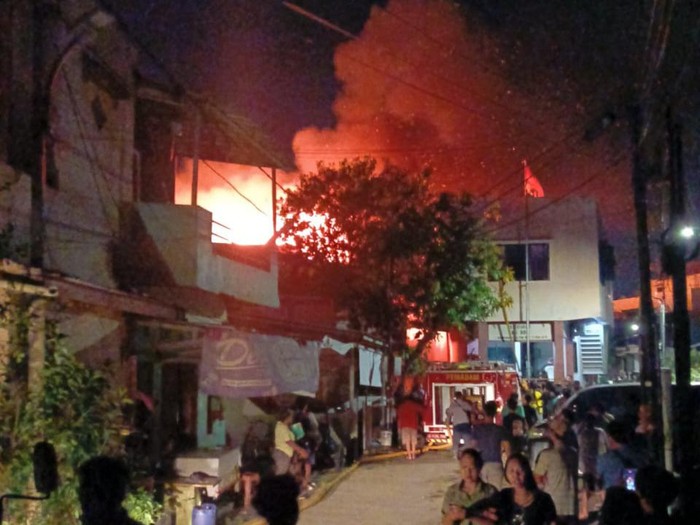 Kebakaran terjadi di permukiman padat penduduk di Sumur Batu, Kemayoran, Jakpus. Sebanyak 100 personel damkar dikerahkan ke lokasi kebakaran. (dok Damkar Jakpus)