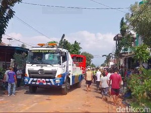 Bus Seruduk Motor hingga Rumah di Singosari Malang Tewaskan 1 Orang